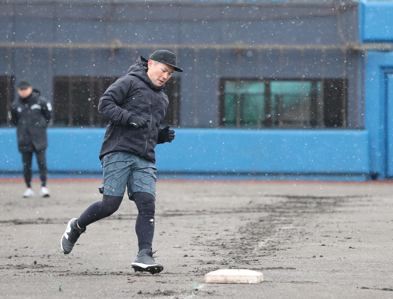 雪がちらつく中、ベースランニングをする中村晃（撮影・梅根麻紀）