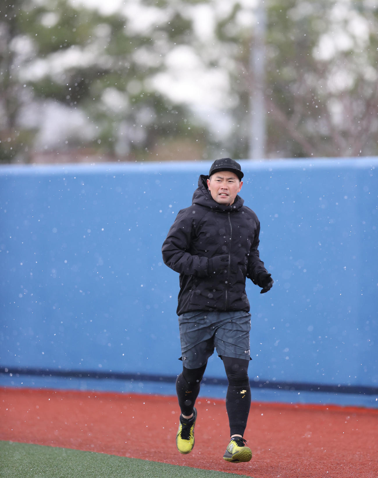 雪がちらつく中、ランニングをする中村晃（撮影・梅根麻紀）