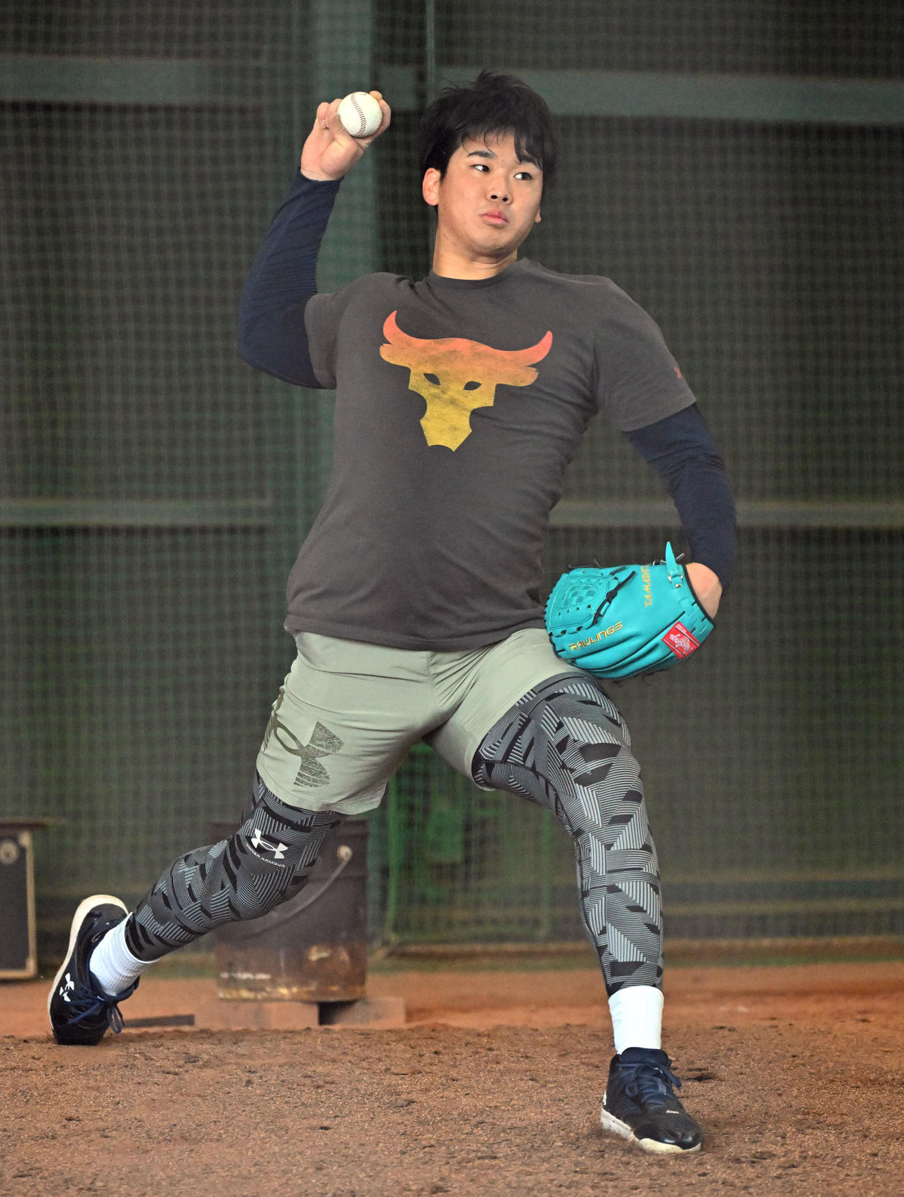 ブルペンで投球練習をするオリックス山下（撮影・石井愛子）