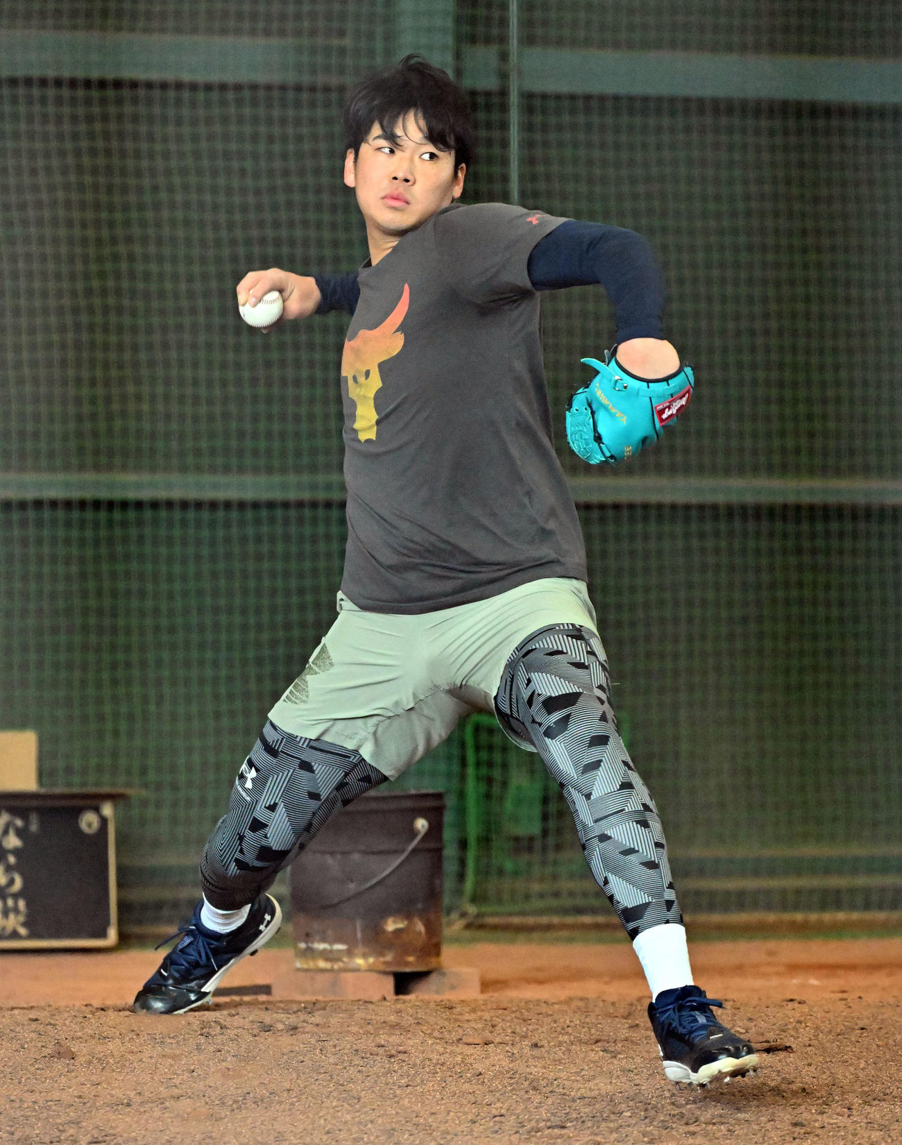 ブルペンで投球練習をするオリックス山下（撮影・石井愛子）