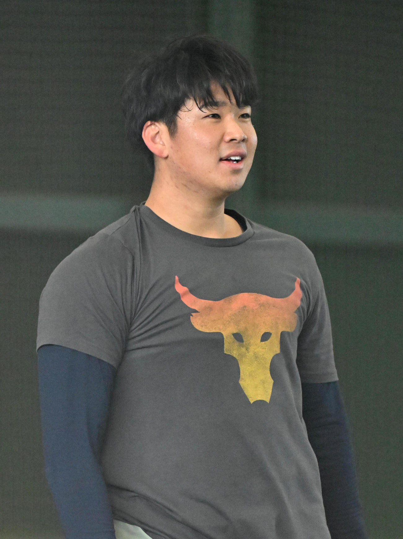 投球練習を終え関係者らと話す山下（撮影・石井愛子）