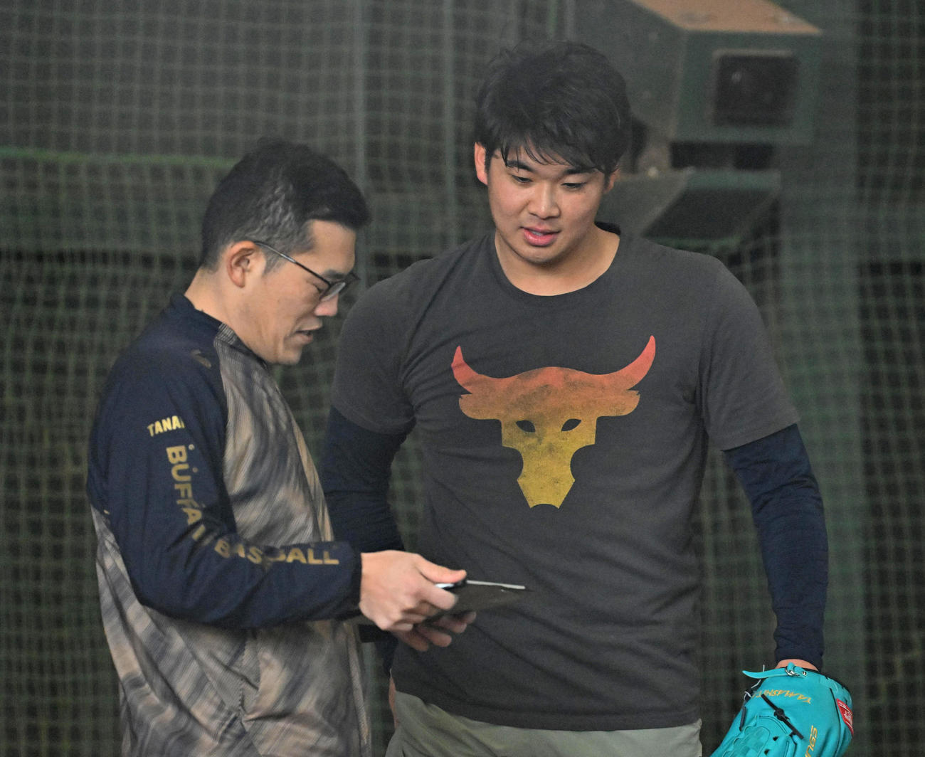 関係者と話すオリックス山下（右）（撮影・石井愛子）