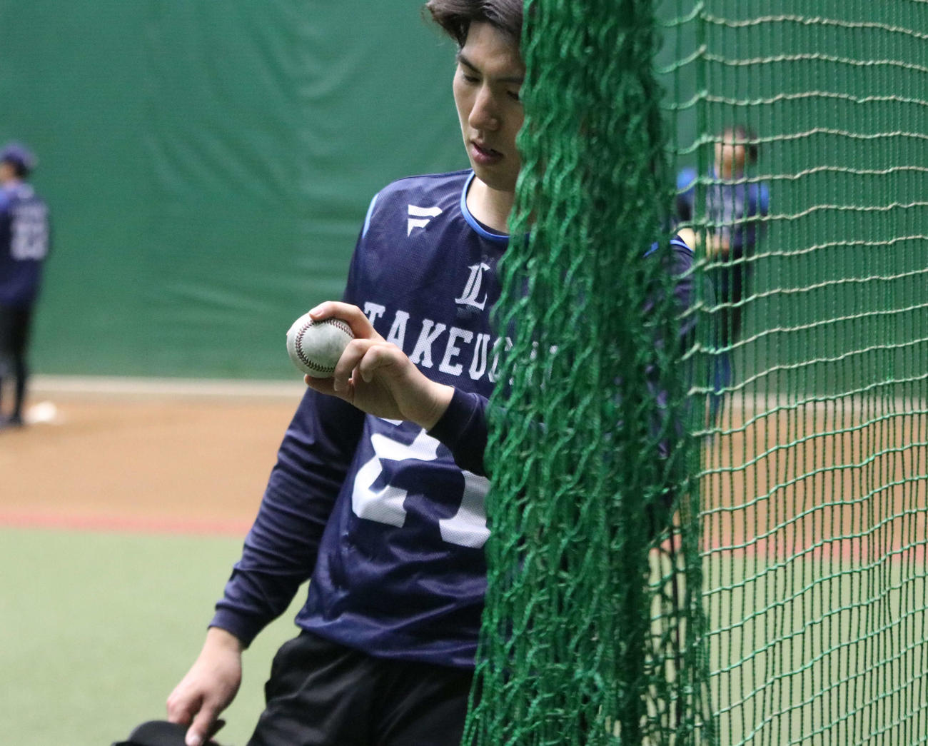 握りを確かめる西武ドラフト1位武内（撮影・山崎純一）