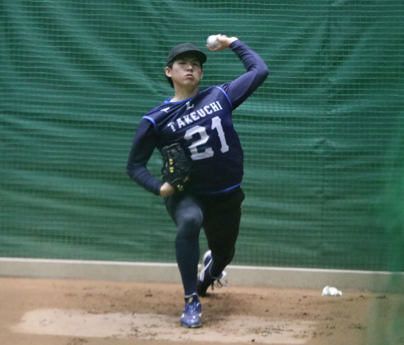 ブルペン入りした西武ドラフト1位の武内（撮影・山崎純一）