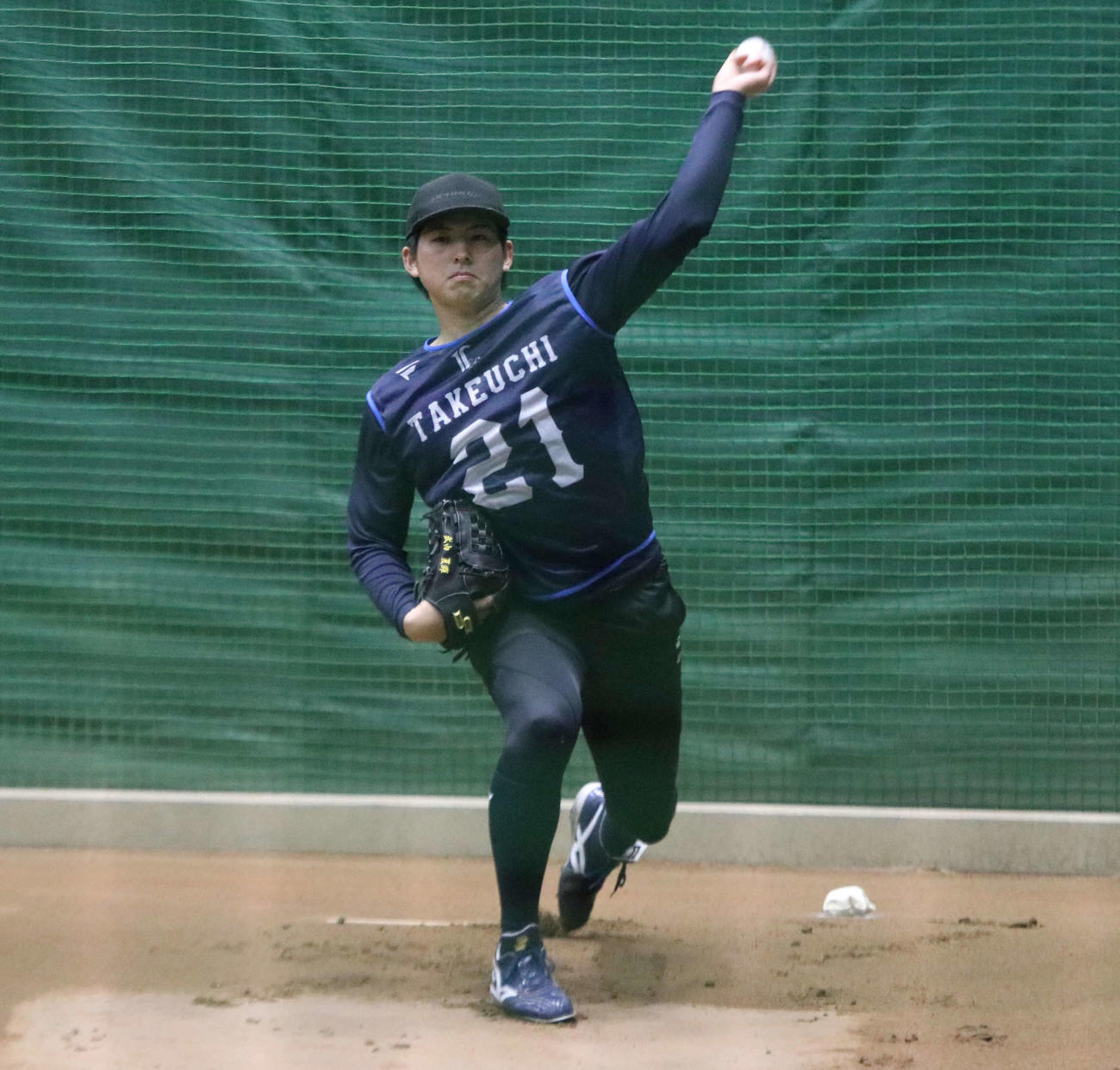 ブルペン入りした西武ドラフト1位の武内（撮影・山崎純一）