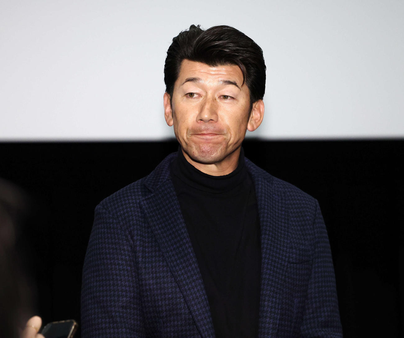 映画館でのDeNAスタッフ会議を終え、報道陣の質問に答える三浦監督（撮影・宮地輝）