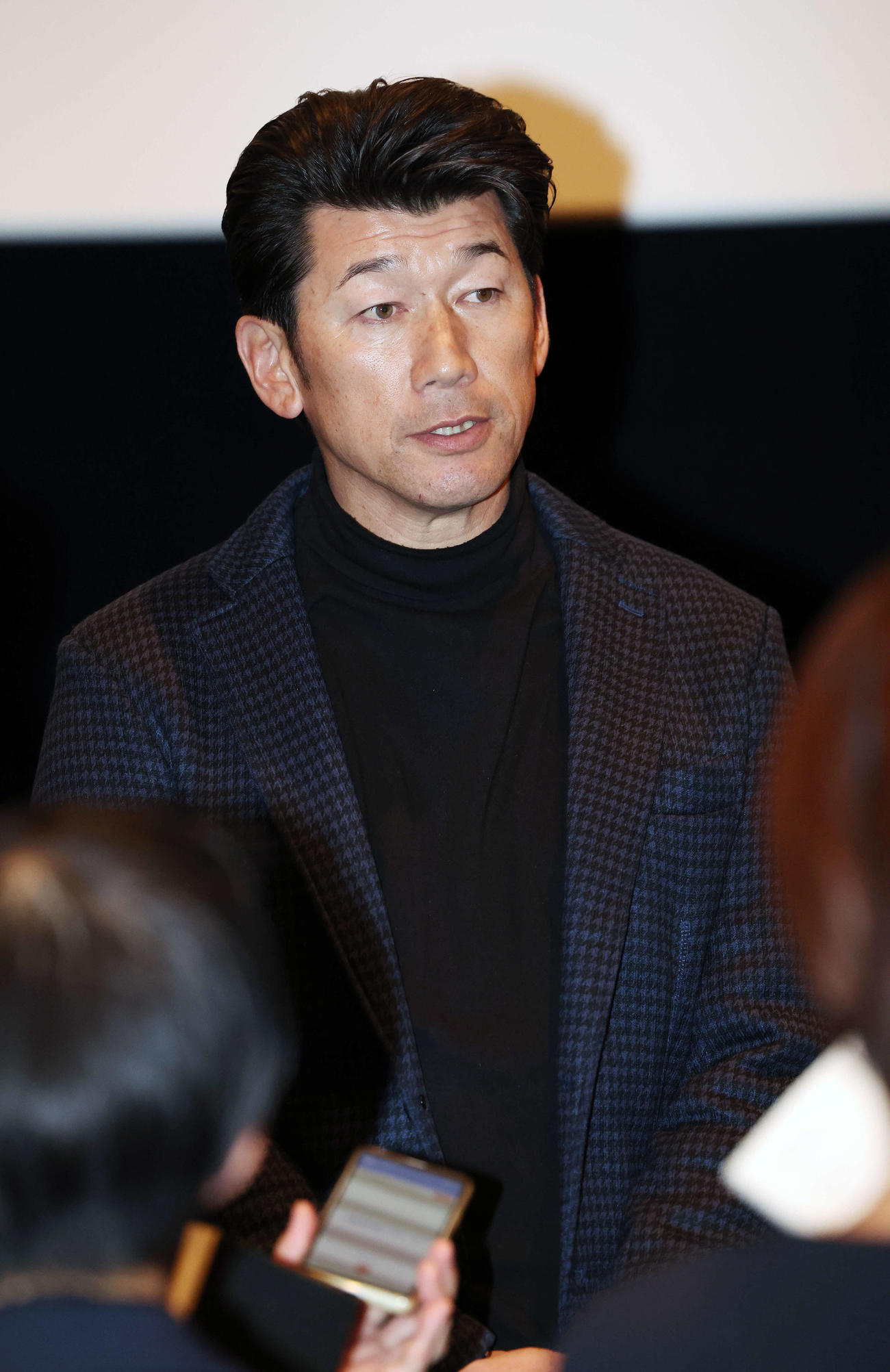 映画館でのDeNAスタッフ会議を終え、報道陣の質問に答える三浦監督（撮影・宮地輝）