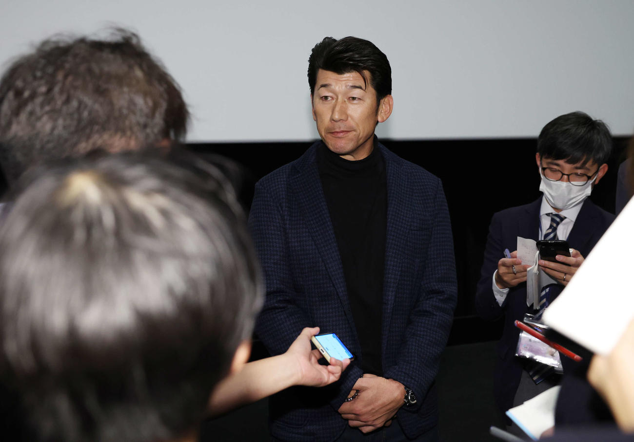 映画館でのDeNAスタッフ会議を終え、報道陣の質問に答える三浦監督（撮影・宮地輝）