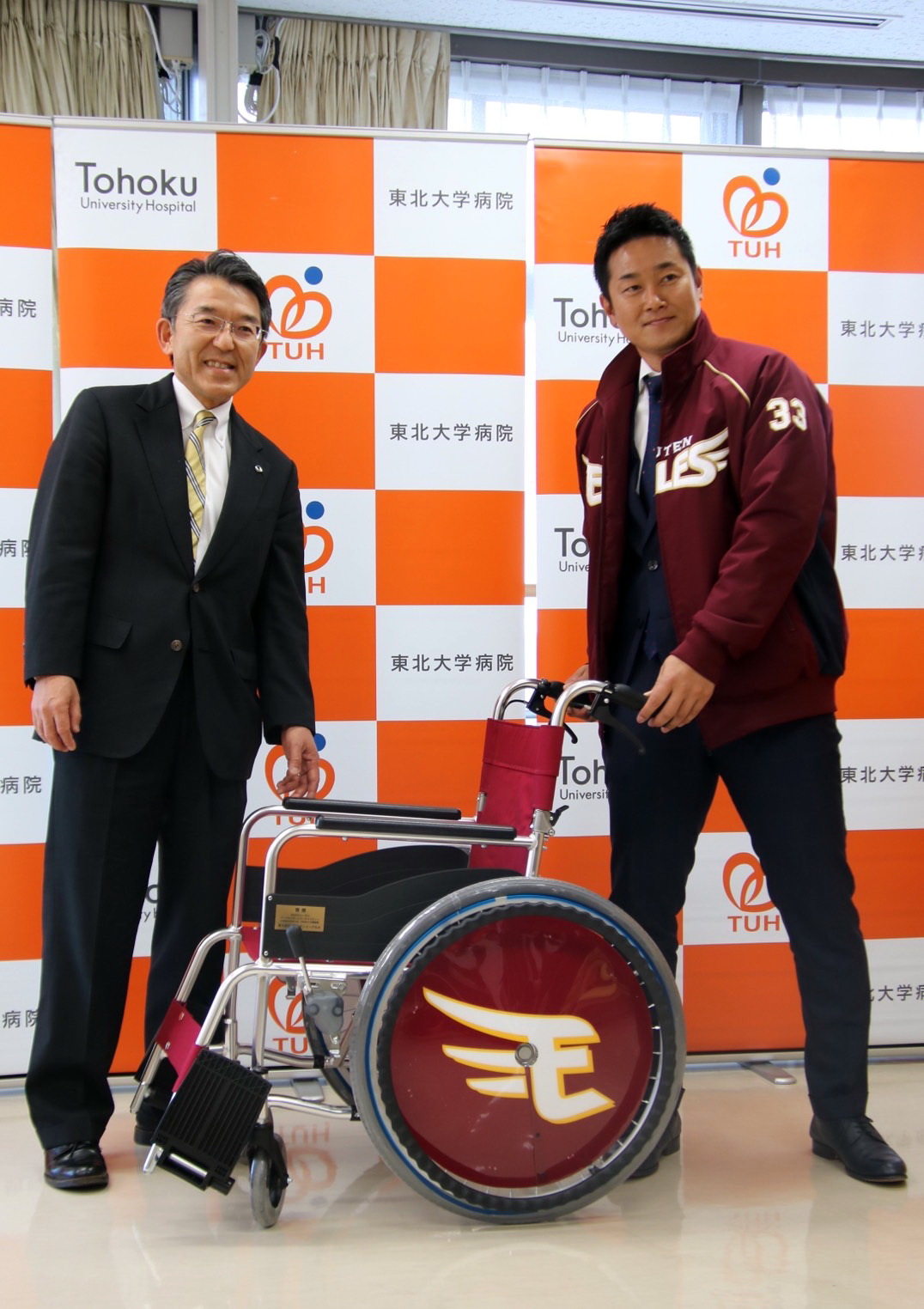 東北大病院にオリジナル車椅子1台を寄贈し贈呈式に参加した楽天の銀次アンバサダー（代表撮影）