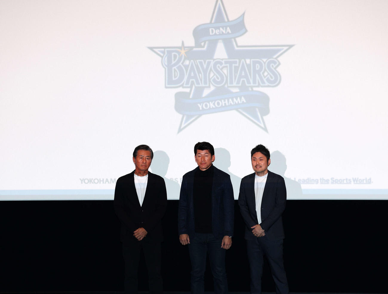 映画館でのDeNAスタッフ会議に臨む、左から青山2軍監督、三浦監督、萩原チーム統括本部部長（撮影・宮地輝）