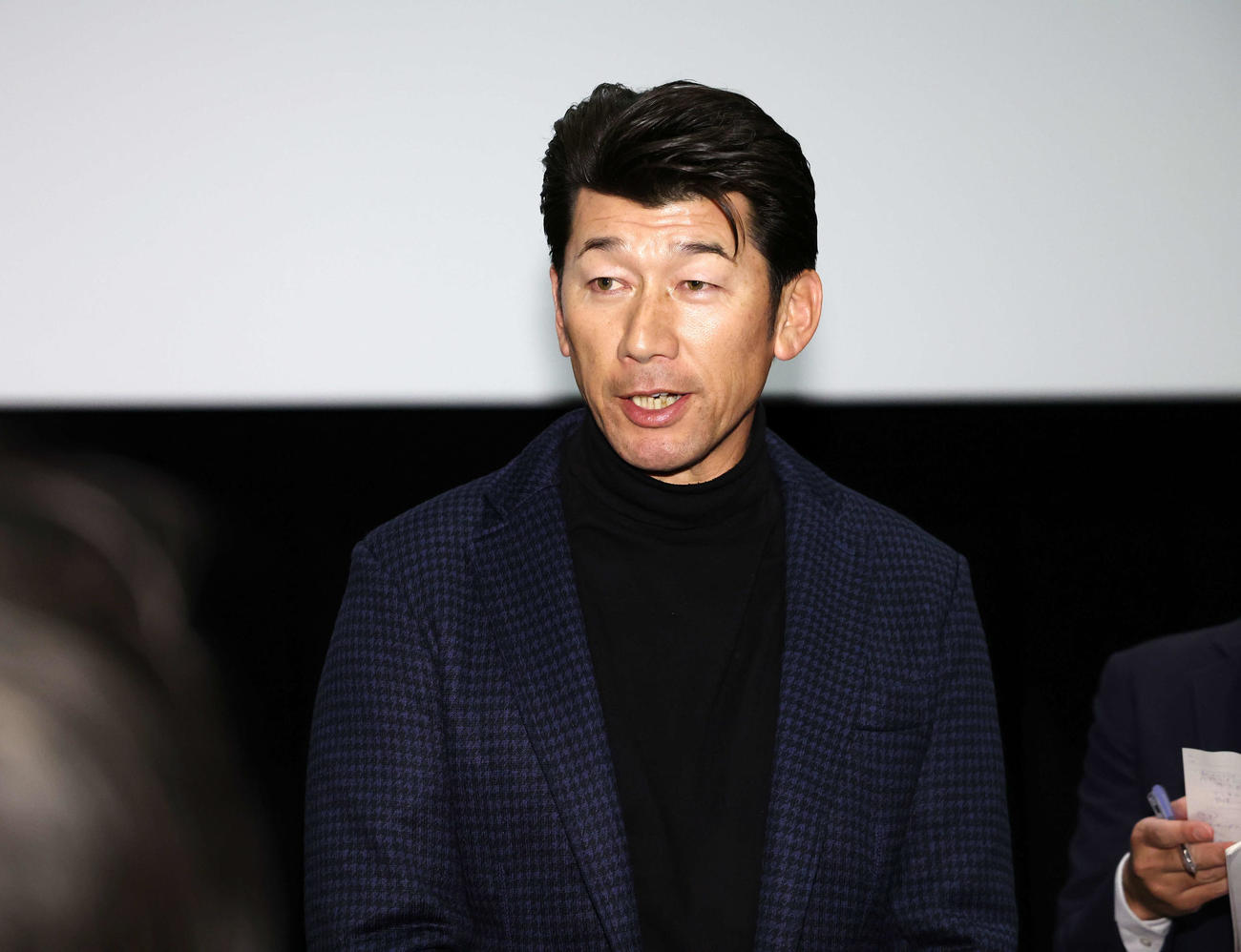 映画館でのDeNAスタッフ会議を終え、報道陣の質問に答える三浦監督（撮影・宮地輝）