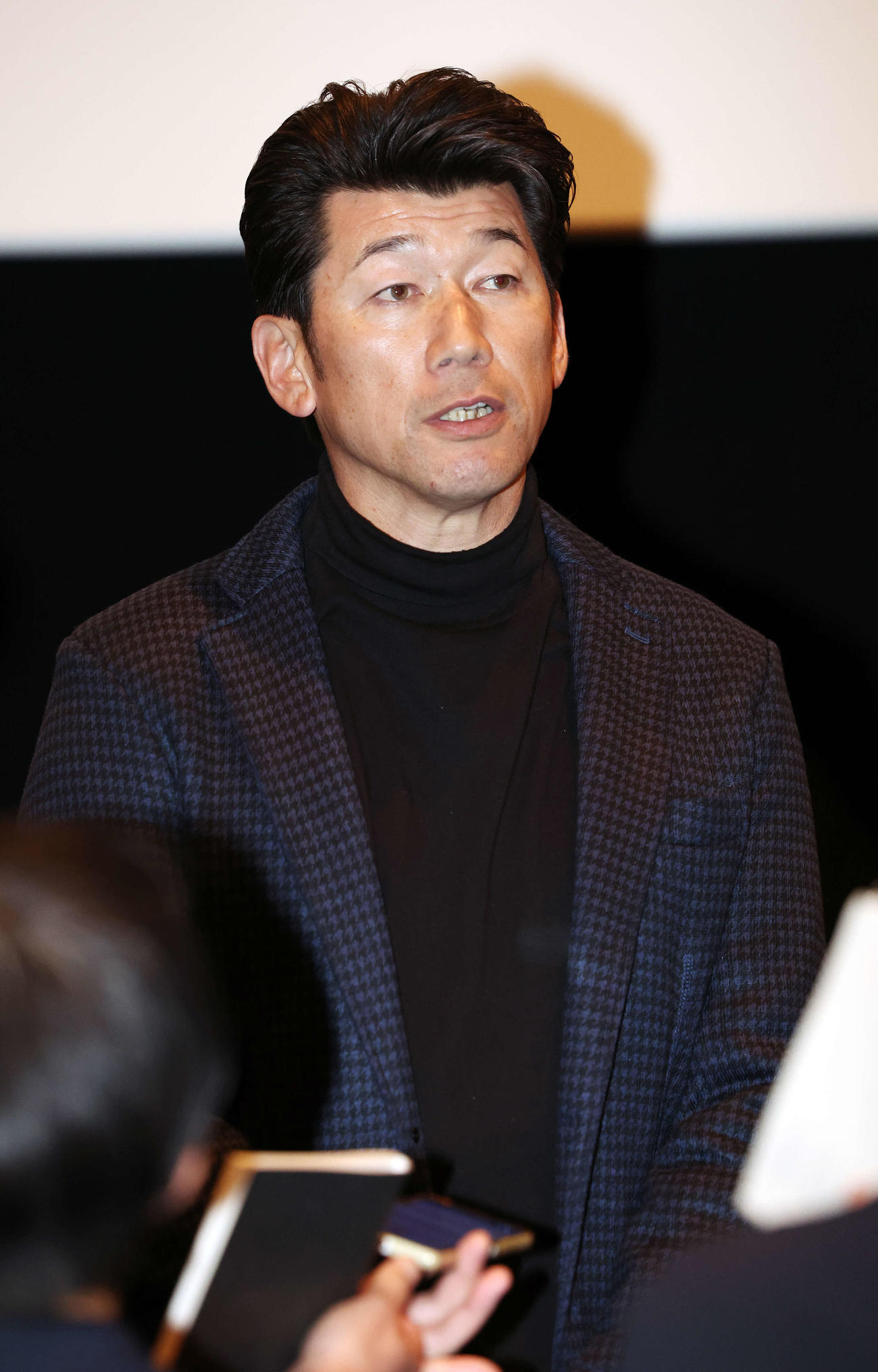 映画館でのDeNAスタッフ会議を終え、報道陣の質問に答える三浦監督（撮影・宮地輝）