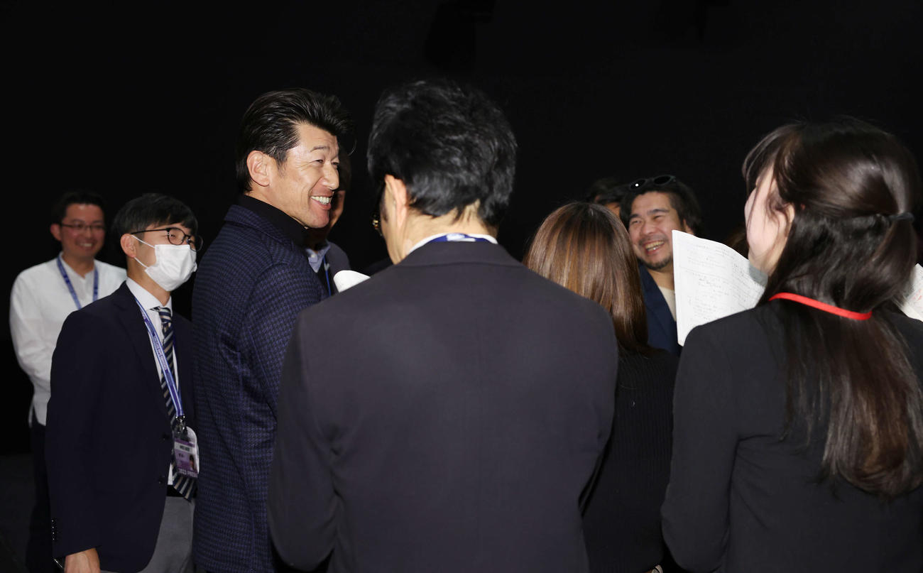 映画館でのDeNAスタッフ会議を終え、報道陣の質問に笑顔で答える三浦監督（左から3人目）（撮影・宮地輝）