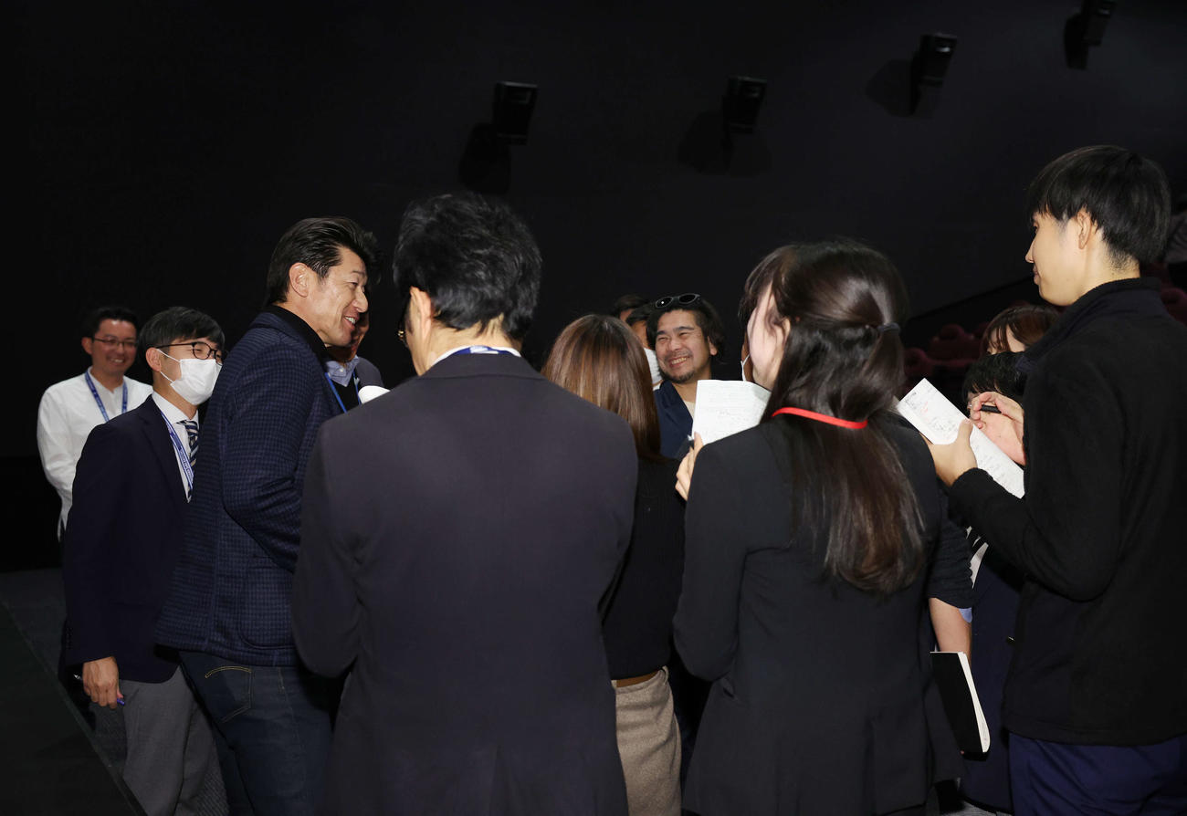 映画館でのDeNAスタッフ会議を終え、報道陣の質問に笑顔で答える三浦監督（左から3人目）（撮影・宮地輝）