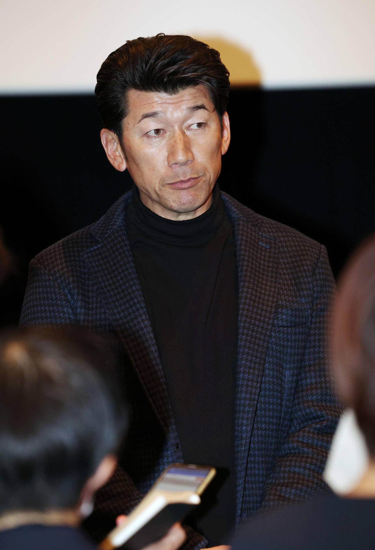 映画館でのDeNAスタッフ会議を終え、報道陣の質問に答える三浦監督（撮影・宮地輝）