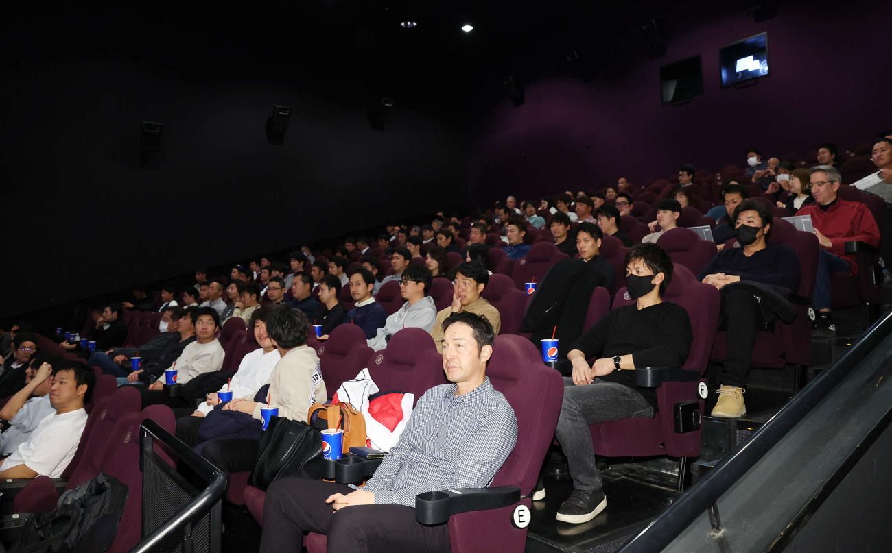 映画館でのDeNAスタッフ会議に臨む首脳陣（撮影・宮地輝）