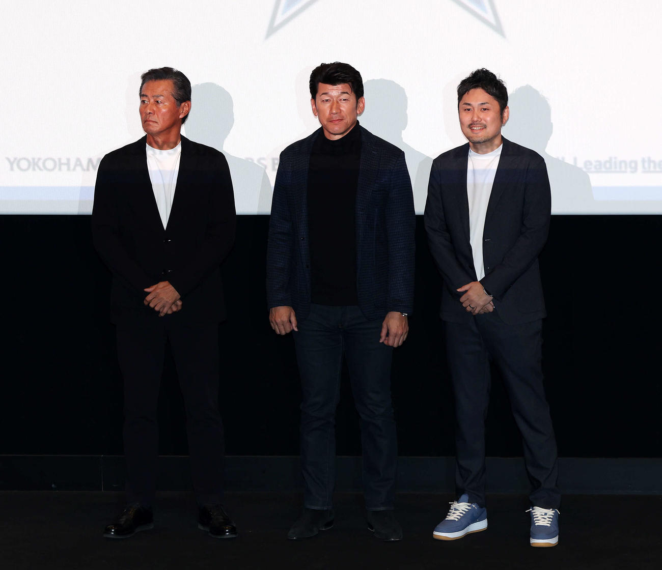 映画館で行われたDeNAスタッフ会議に臨む青山2軍監督（左）三浦監督（中央）萩原チーム統括本部部長（撮影・宮地輝）
