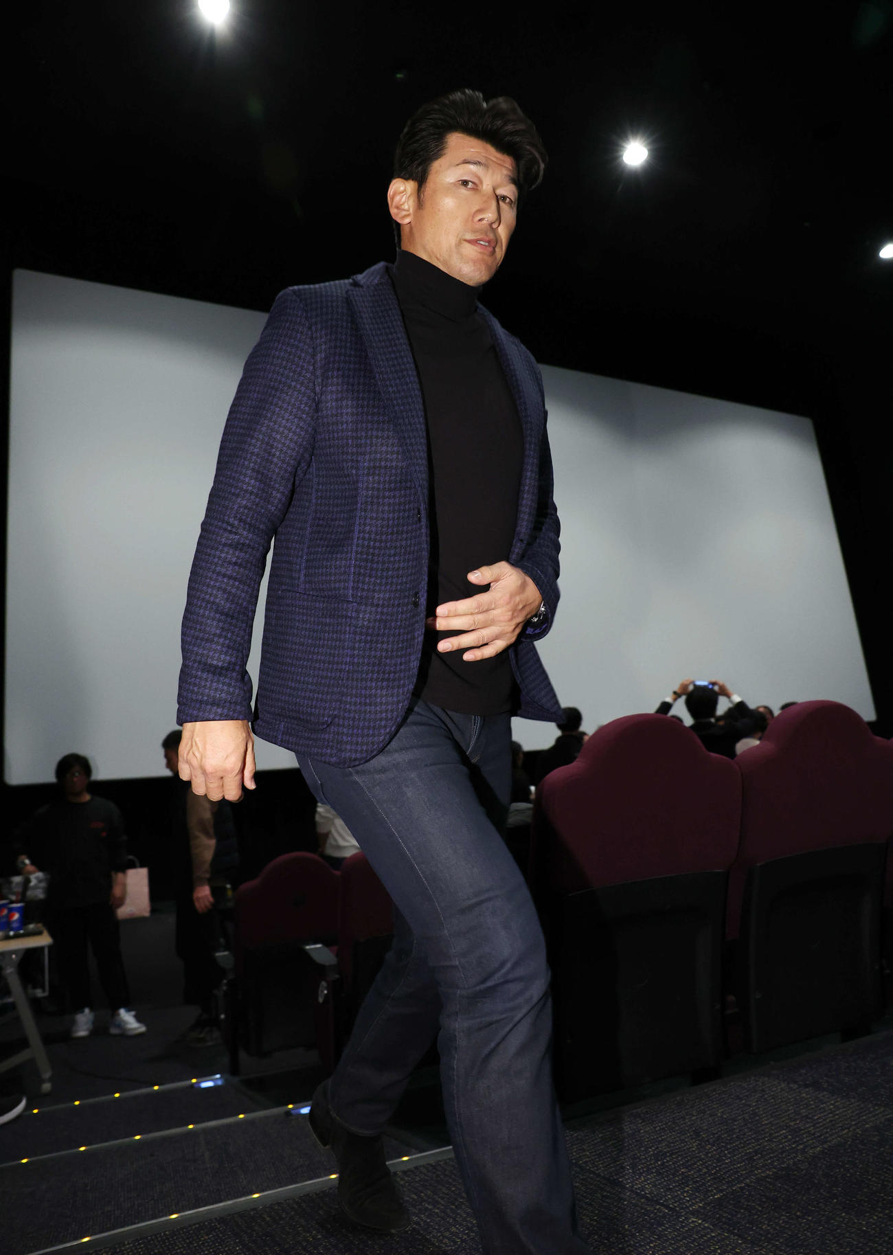 DeNAスタッフ会議を終え、映画館を出る三浦監督（撮影・宮地輝）