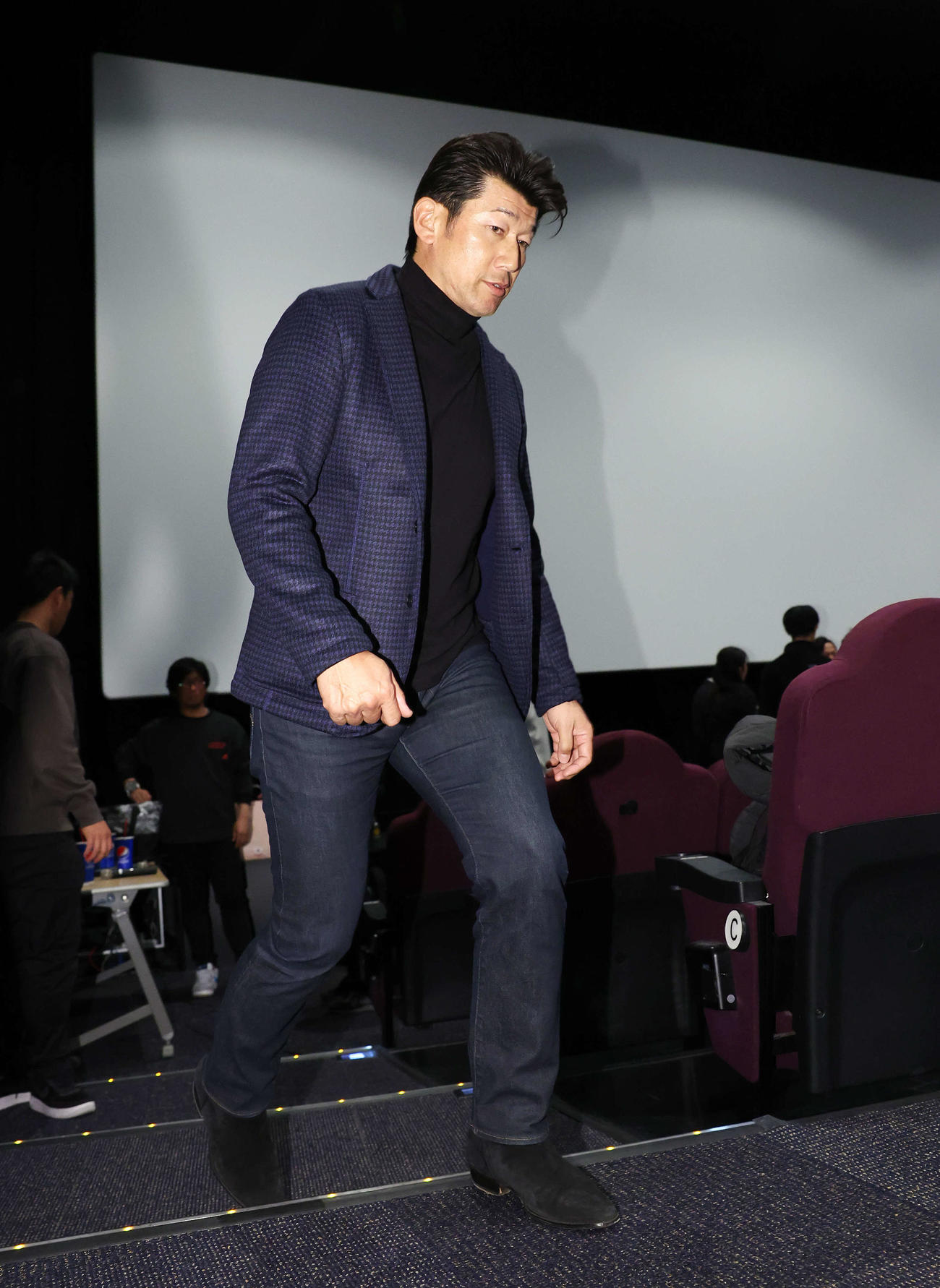 DeNAスタッフ会議を終え、映画館を出る三浦監督（撮影・宮地輝）