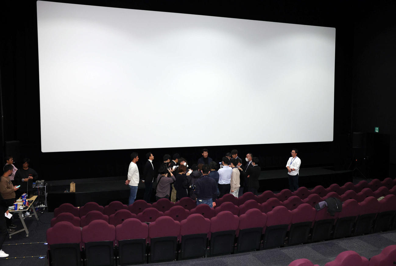映画館でのDeNAスタッフ会議を終え、報道陣の質問に答える三浦監督（撮影・宮地輝）