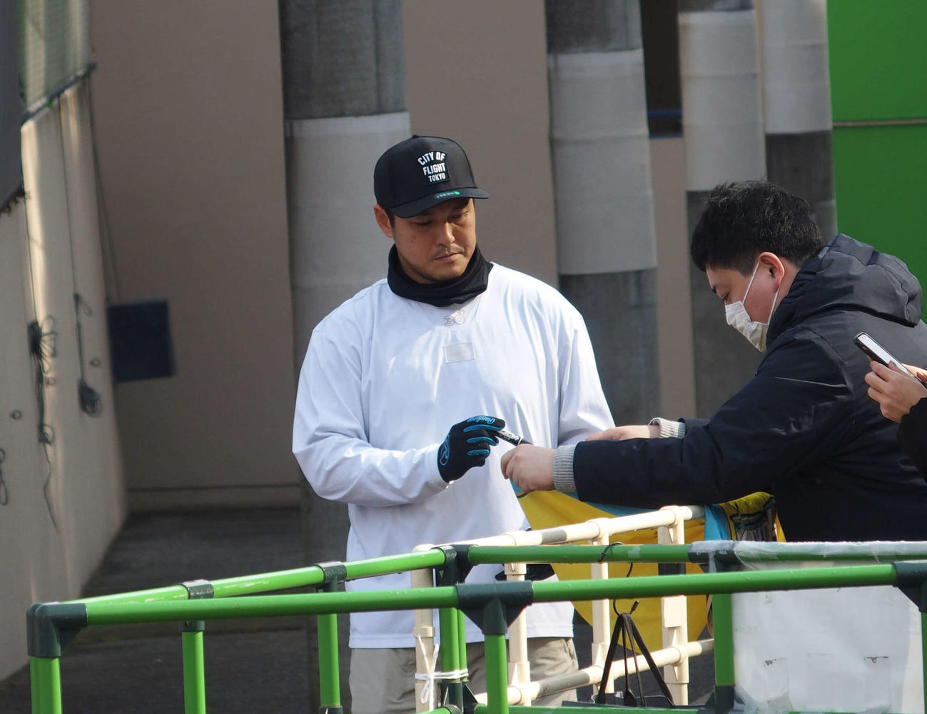 サインに応じる日本ハム鍵谷（撮影・中島宙恵）