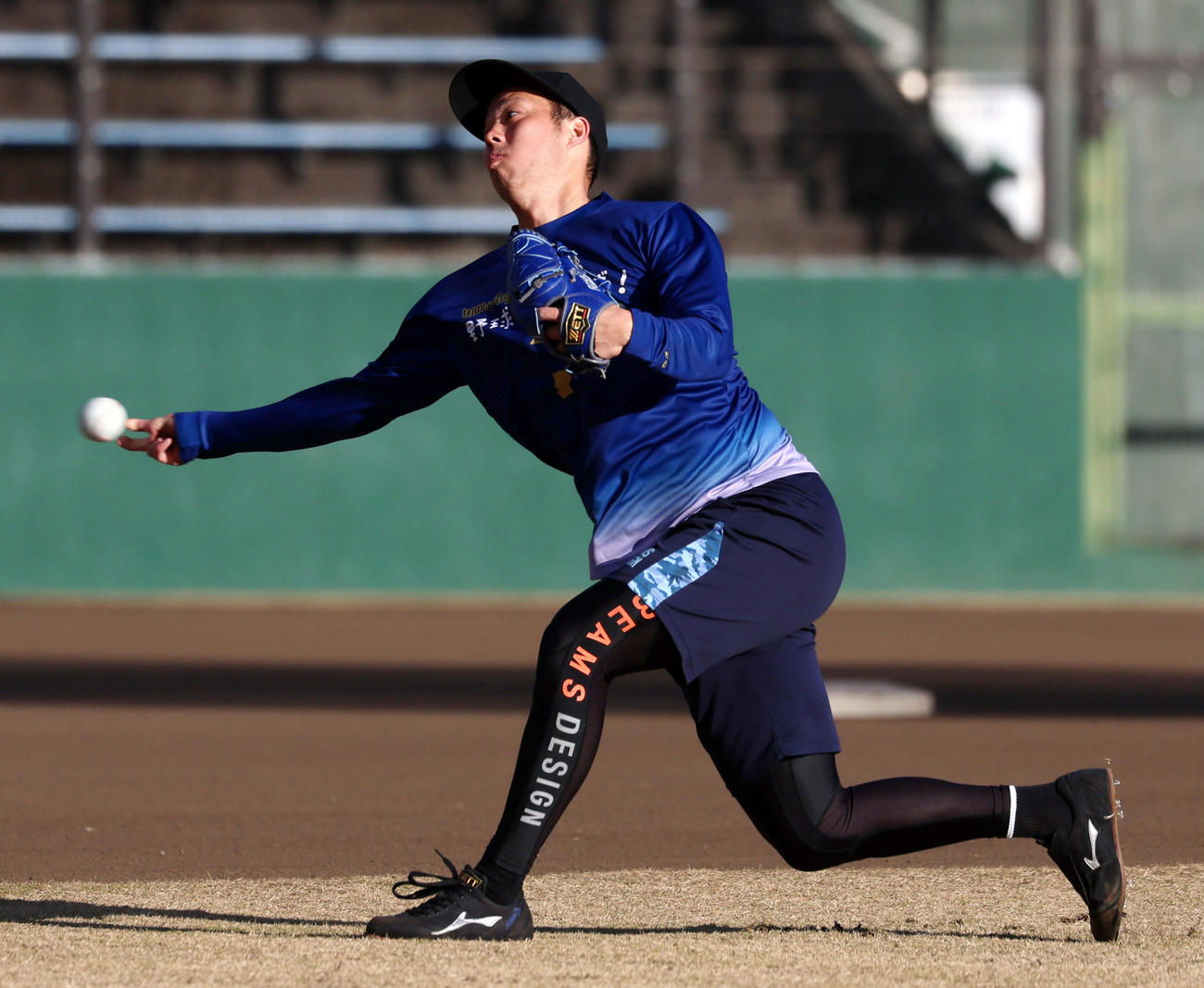 自主トレでキャッチボールする青柳晃洋（24年1月14日撮影）