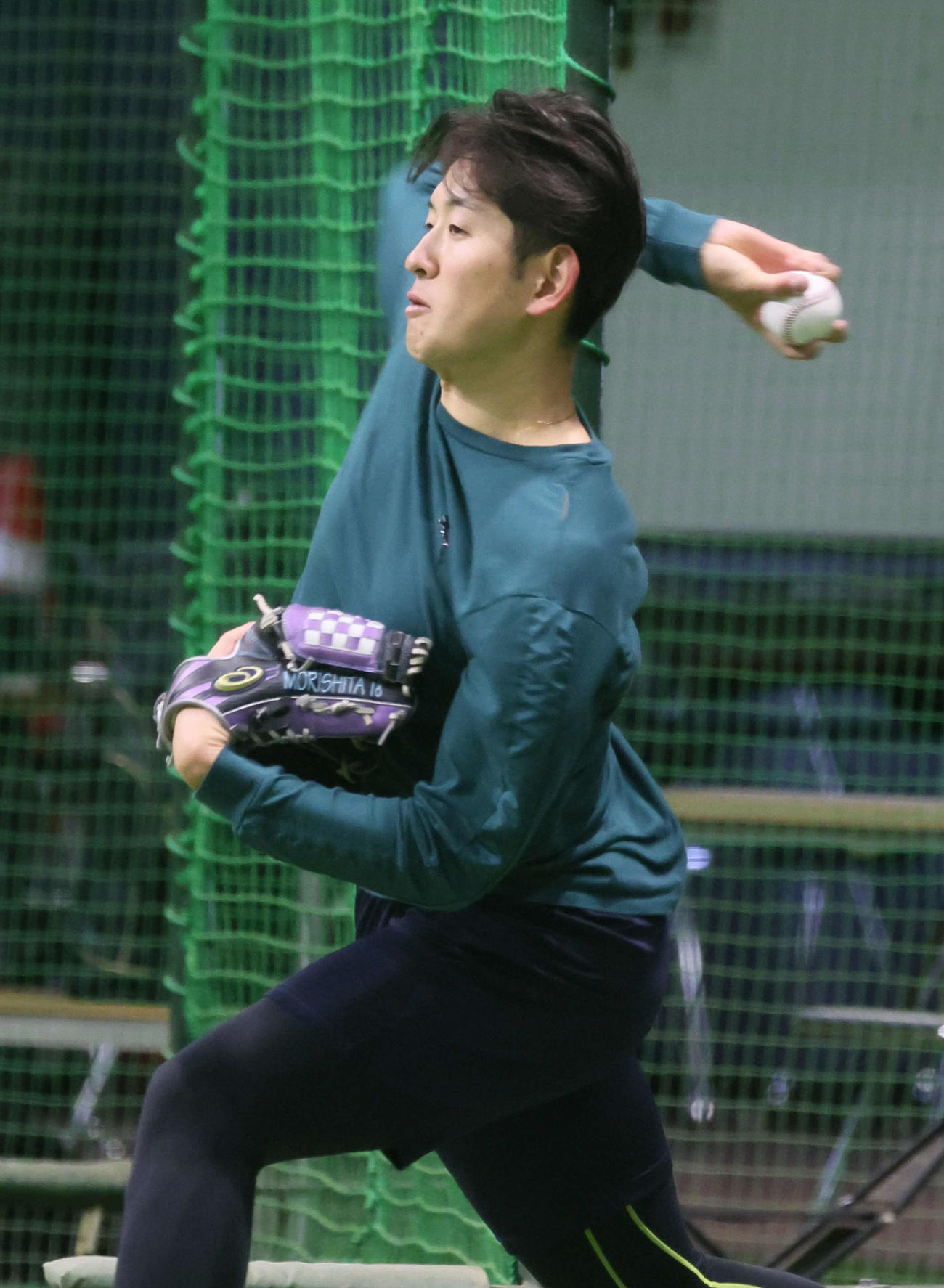 合同自主トレでキャッチボールをする広島遠藤（撮影・加藤孝規）