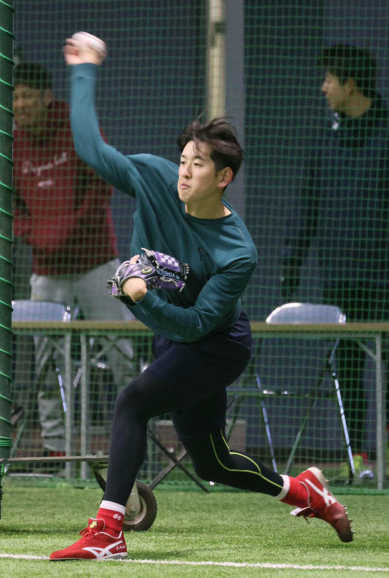 合同自主トレでキャッチボールをする広島遠藤（撮影・加藤孝規）