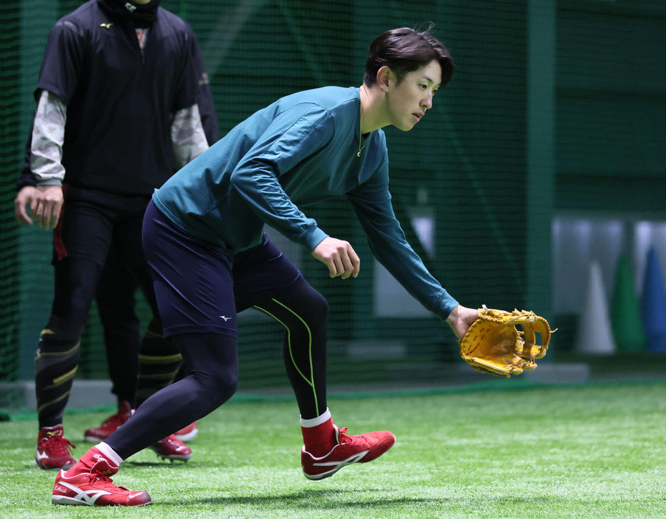 合同自主トレでノックを受ける広島遠藤（撮影・加藤孝規）