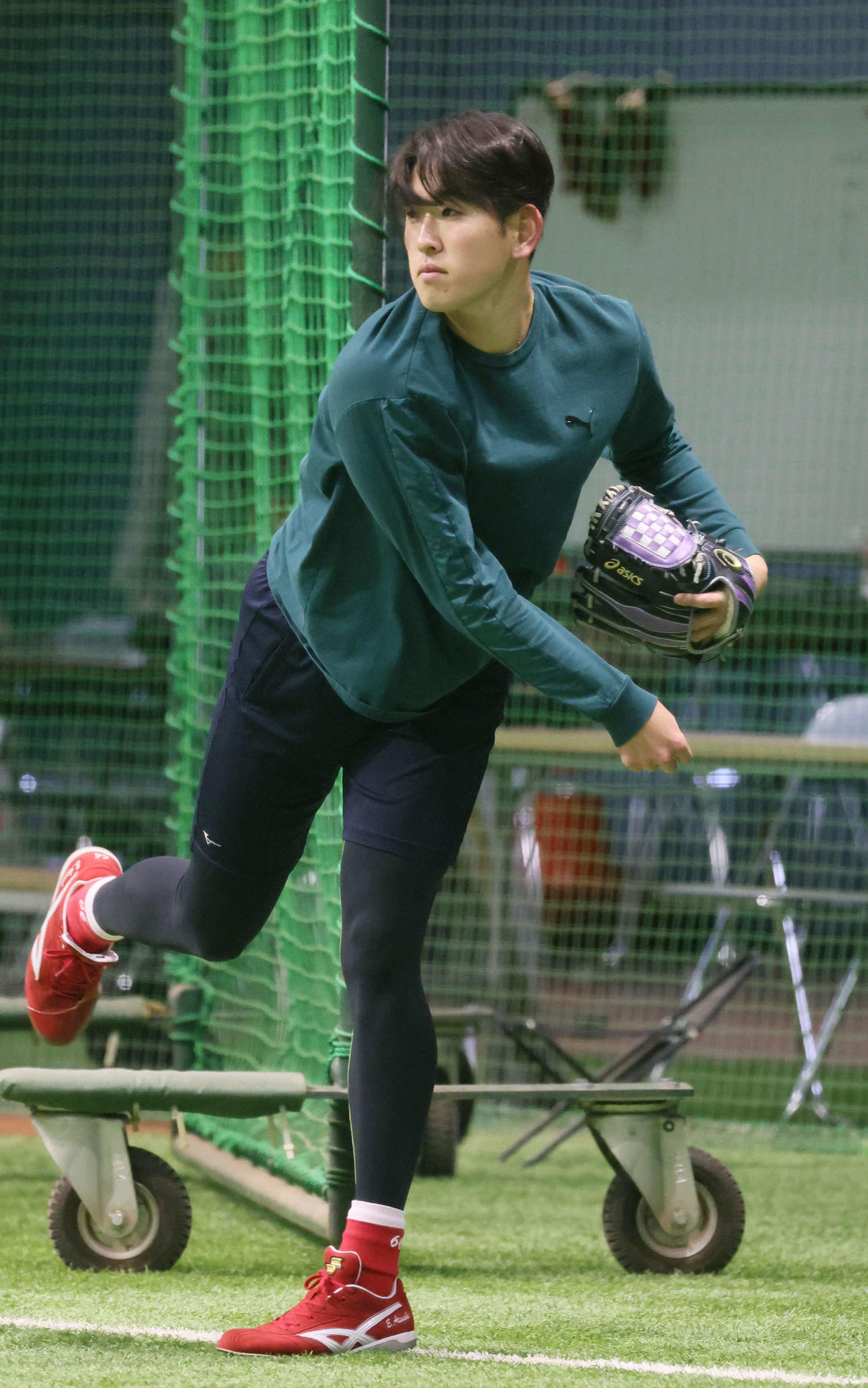 合同自主トレでキャッチボールをする広島遠藤（撮影・加藤孝規）