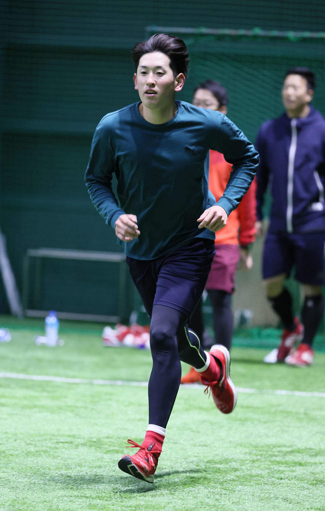 合同自主トレでシャトルランをする広島遠藤（撮影・加藤孝規）
