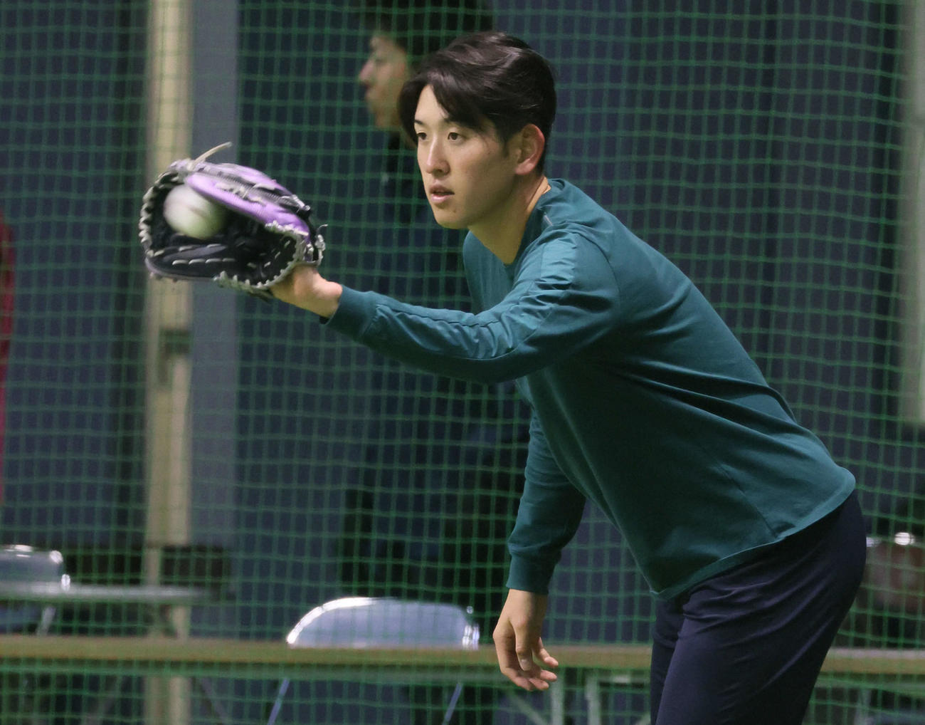 合同自主トレでキャッチボールをする広島遠藤（撮影・加藤孝規）