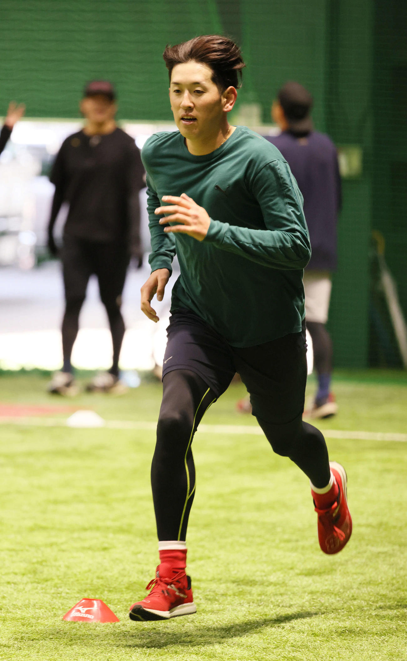 合同自主トレでシャトルランをする広島遠藤（撮影・加藤孝規）