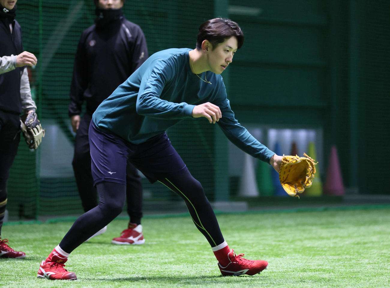 合同自主トレでノックを受ける広島遠藤（撮影・加藤孝規）