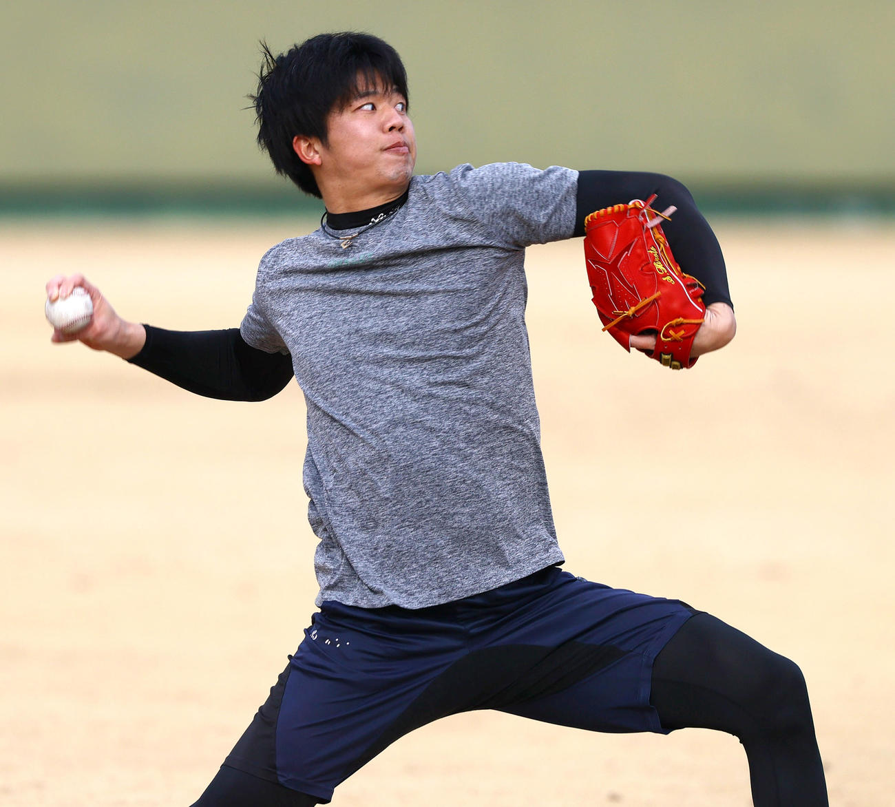鳴尾浜球場で自主トレする阪神才木（撮影・上山淳一）