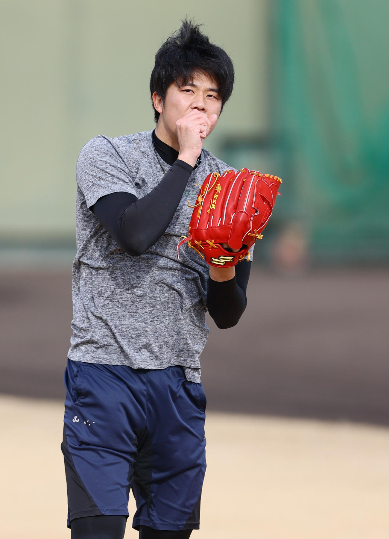 鳴尾浜球場で自主トレする阪神才木（撮影・上山淳一）