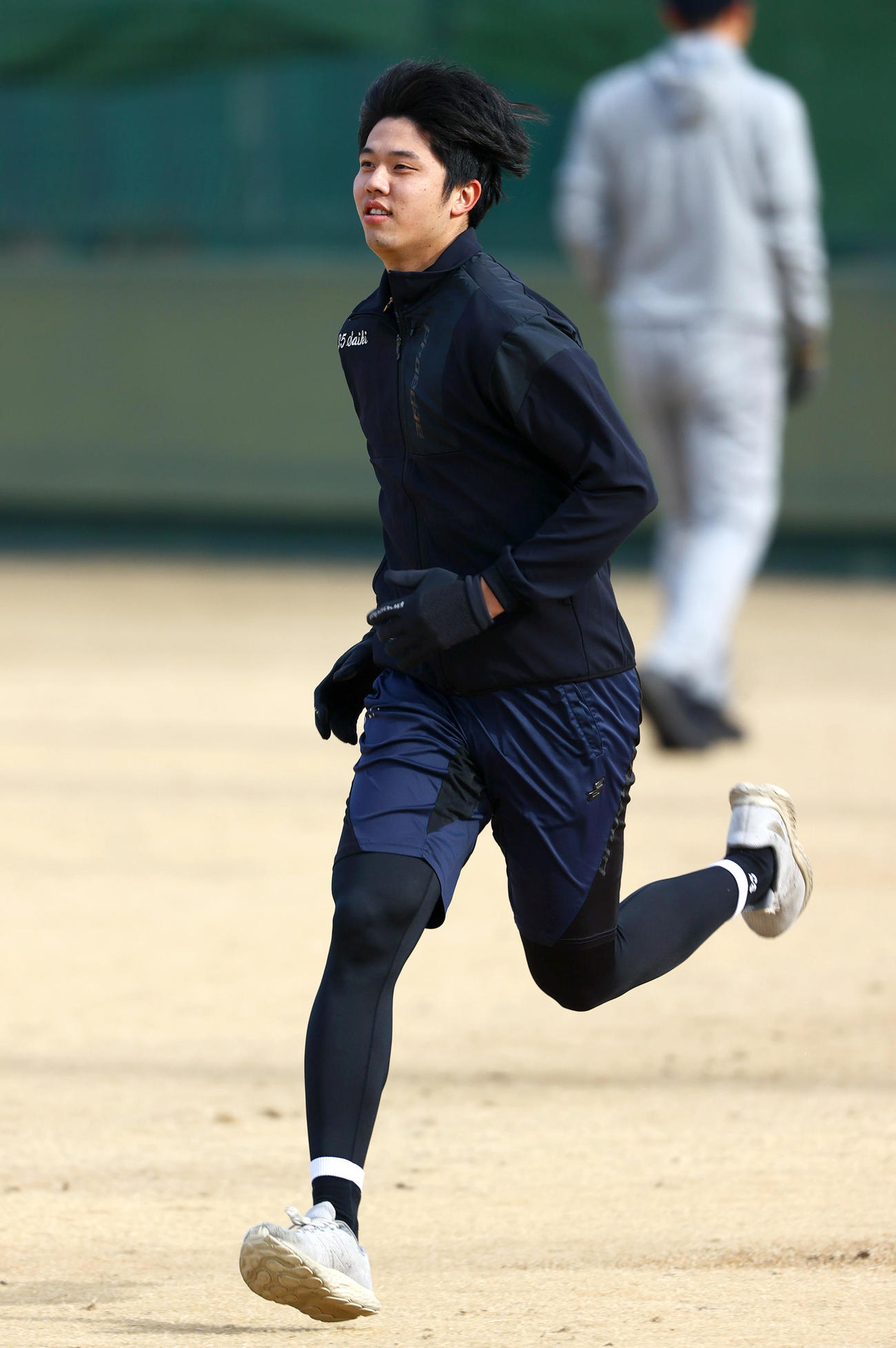 鳴尾浜球場で自主トレする阪神才木（撮影・上山淳一）