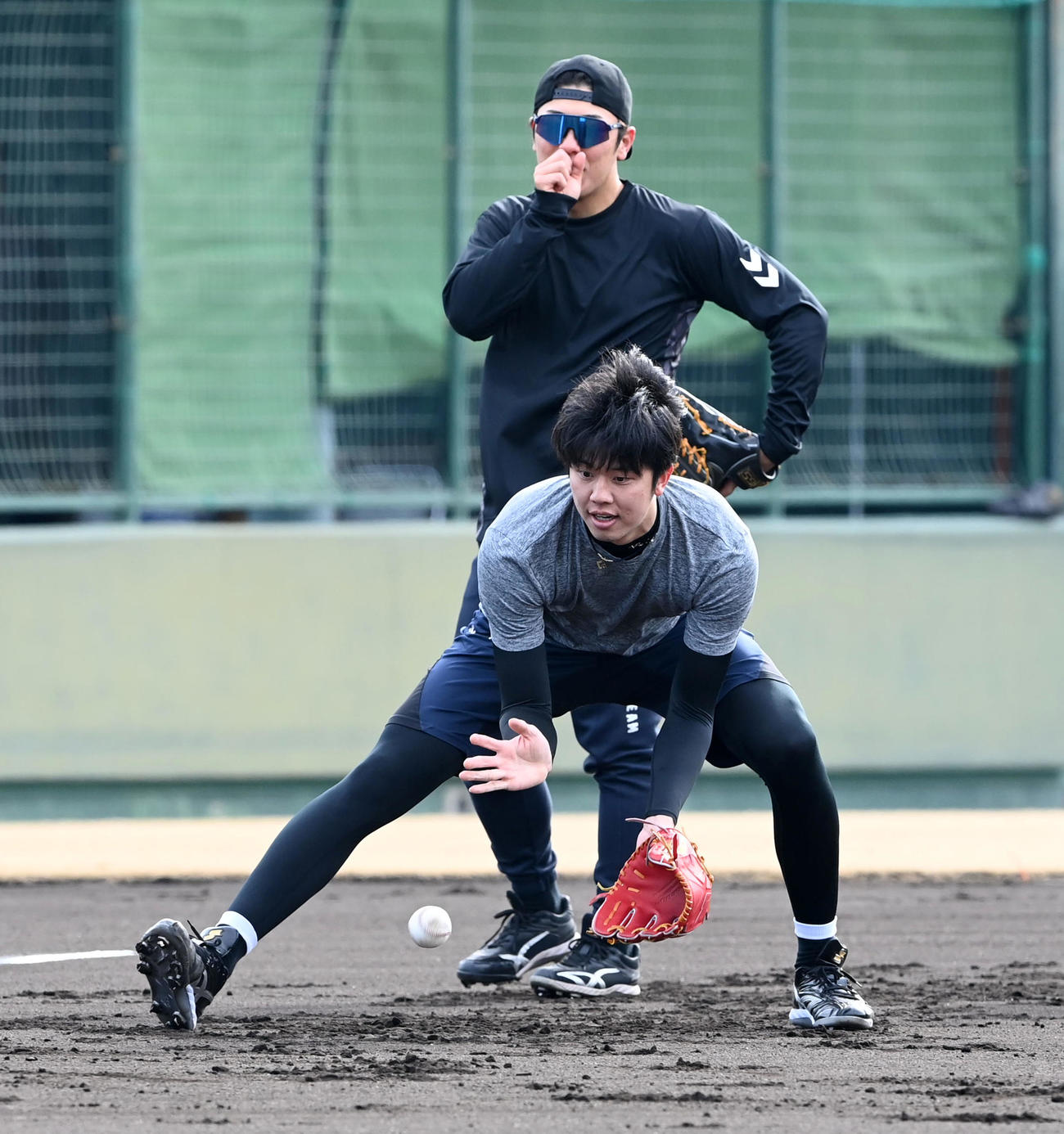 ノックを受ける阪神才木（撮影・前岡正明）