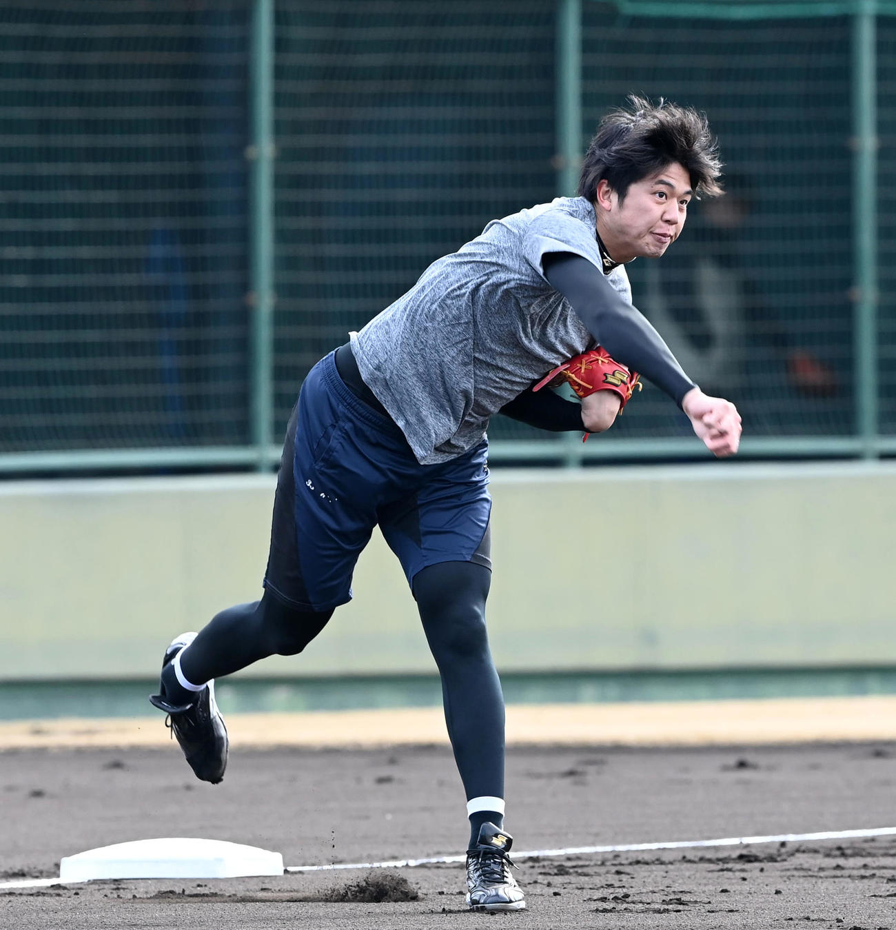ノックで力強い送球を見せる阪神才木（撮影・前岡正明）