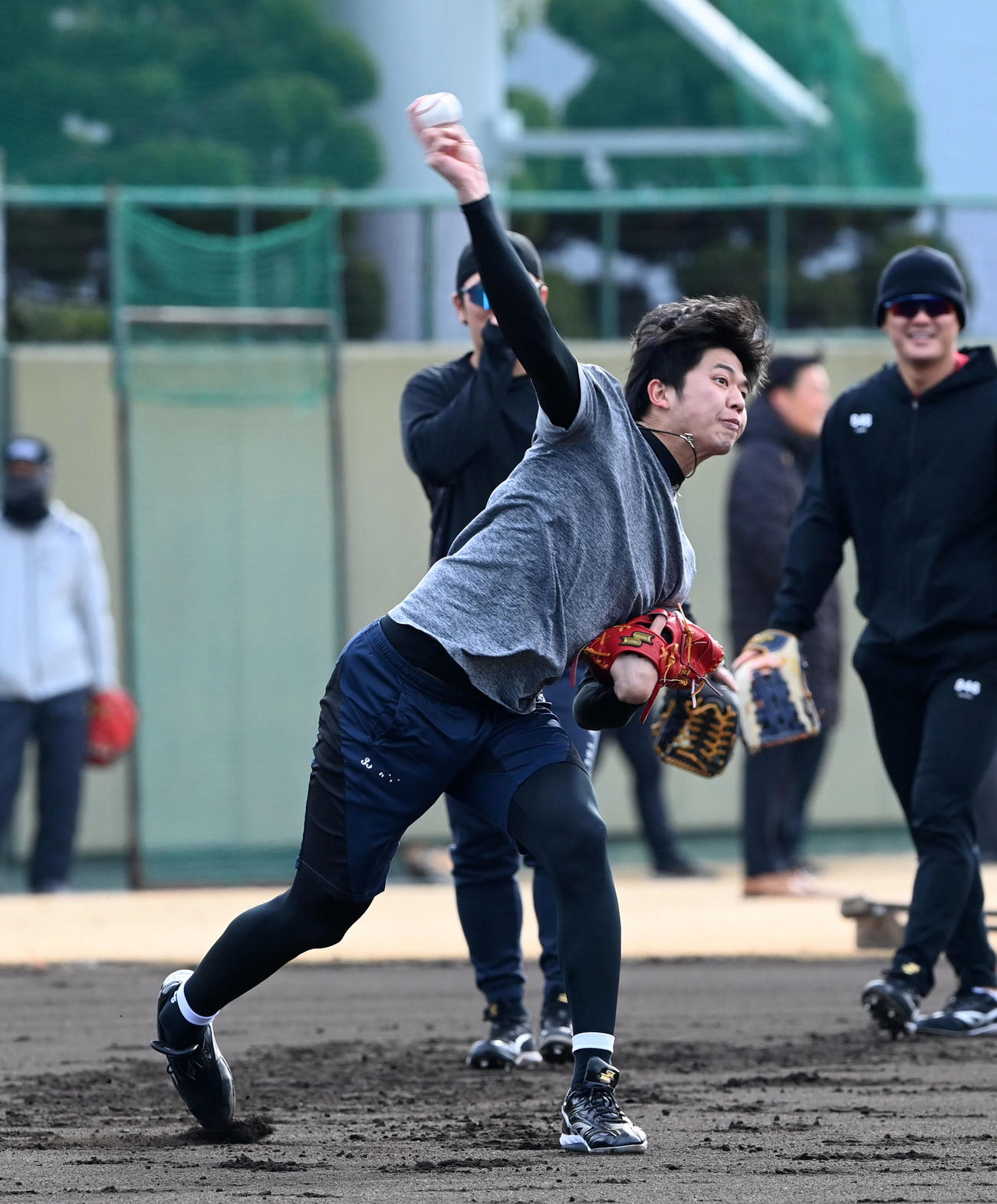 ノックで力強い送球を見せる阪神才木（撮影・前岡正明）