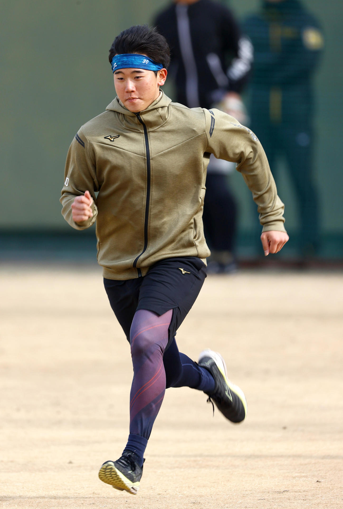 鳴尾浜球場で自主トレする阪神門別（撮影・上山淳一）