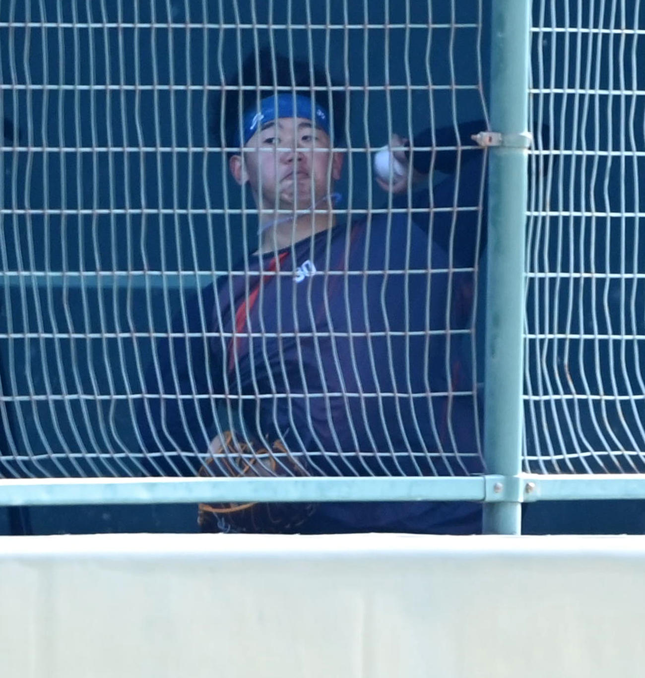 ブルペンで投球練習を行う阪神門別（撮影・前岡正明）