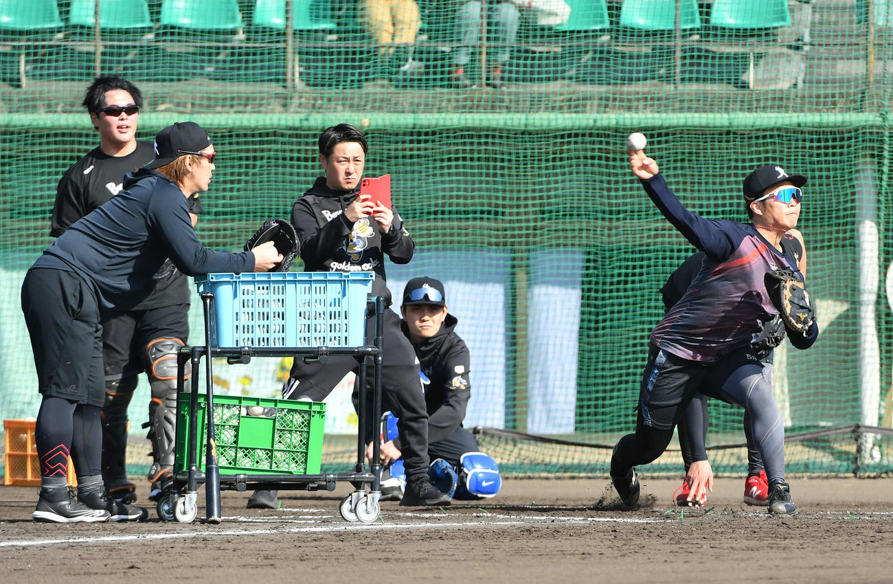 ソフトバンク甲斐（左端）が見守る前で送球練習を行う阪神藤田健斗(24年1月13日撮影)
