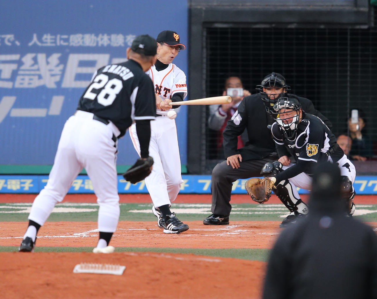 巨人対阪神　5回裏巨人無死、江夏の前に一ゴロに倒れる王（2014年11月16日撮影）