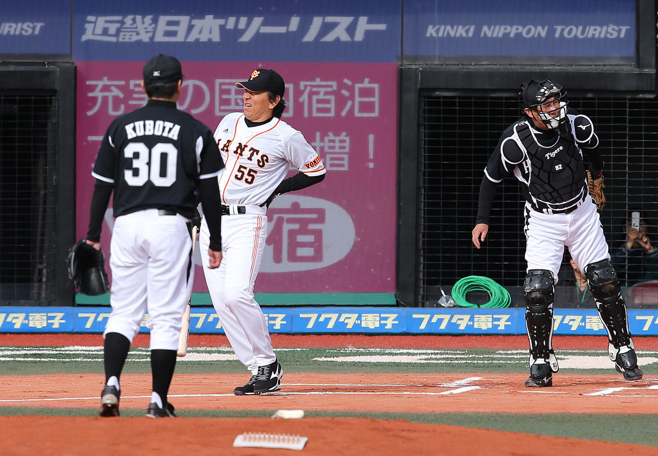 巨人対阪神　1回裏巨人2死、久保田に対し初球をファウルし腰を押さえ顔をゆがめる松井（2014年11月16日撮影）