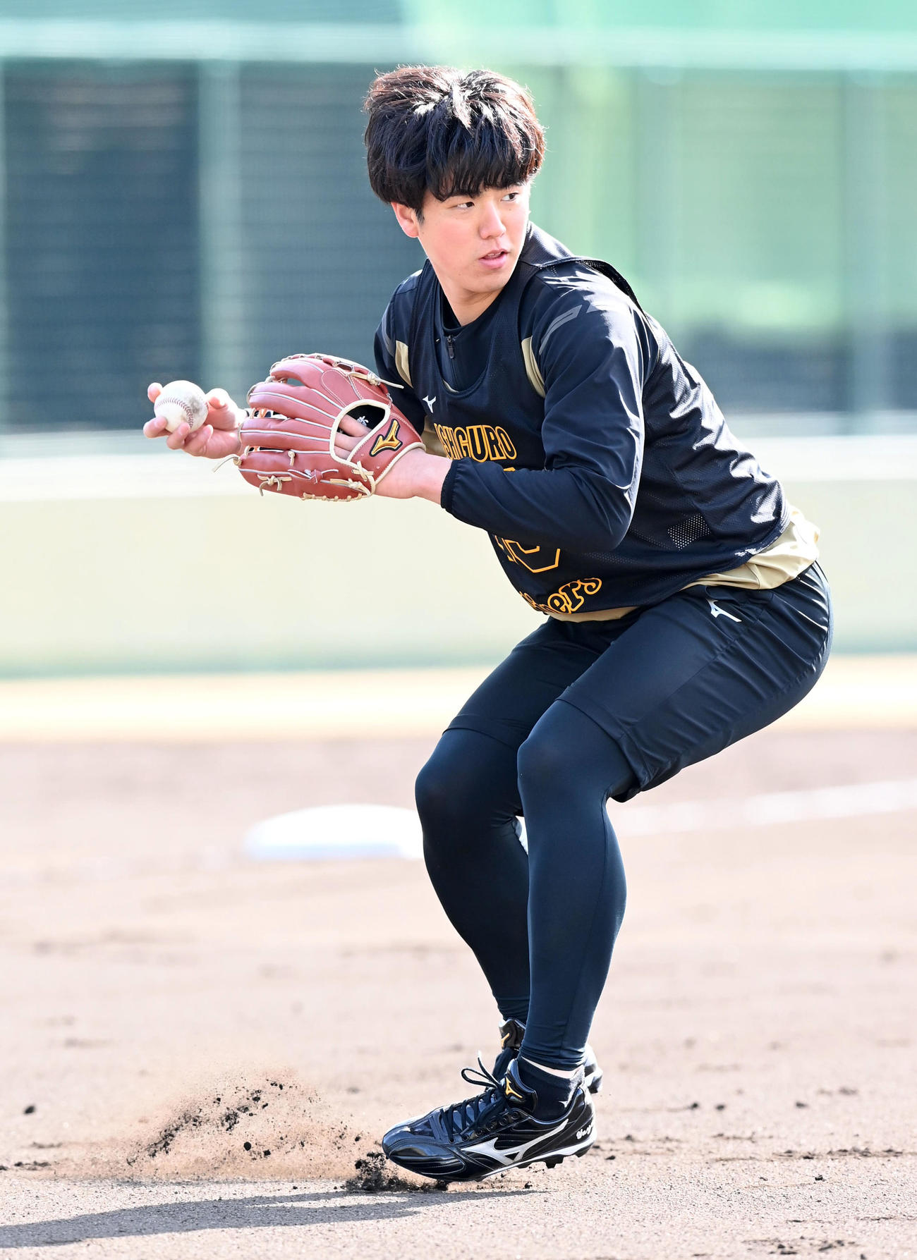 投内連係を行う阪神石黒（撮影・前岡正明）