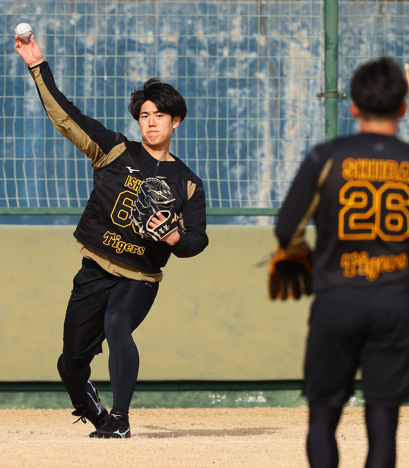 新人合同自主トレに励む阪神石黒（撮影・上山淳一）