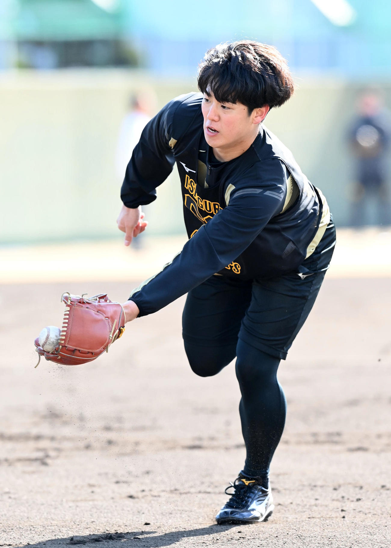 投内連係を行う阪神石黒（撮影・前岡正明）
