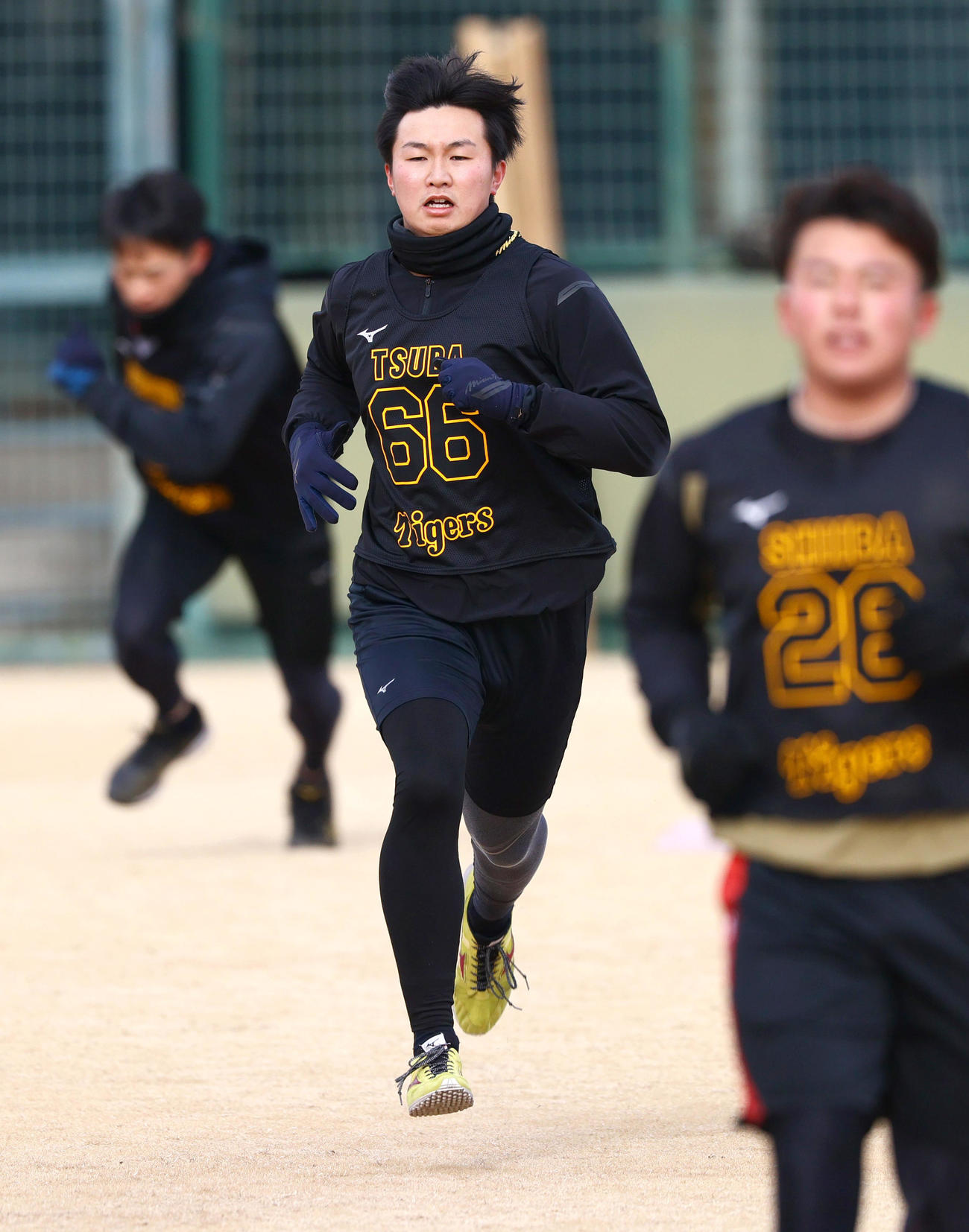 新人合同自主トレに励む阪神津田（撮影・上山淳一）