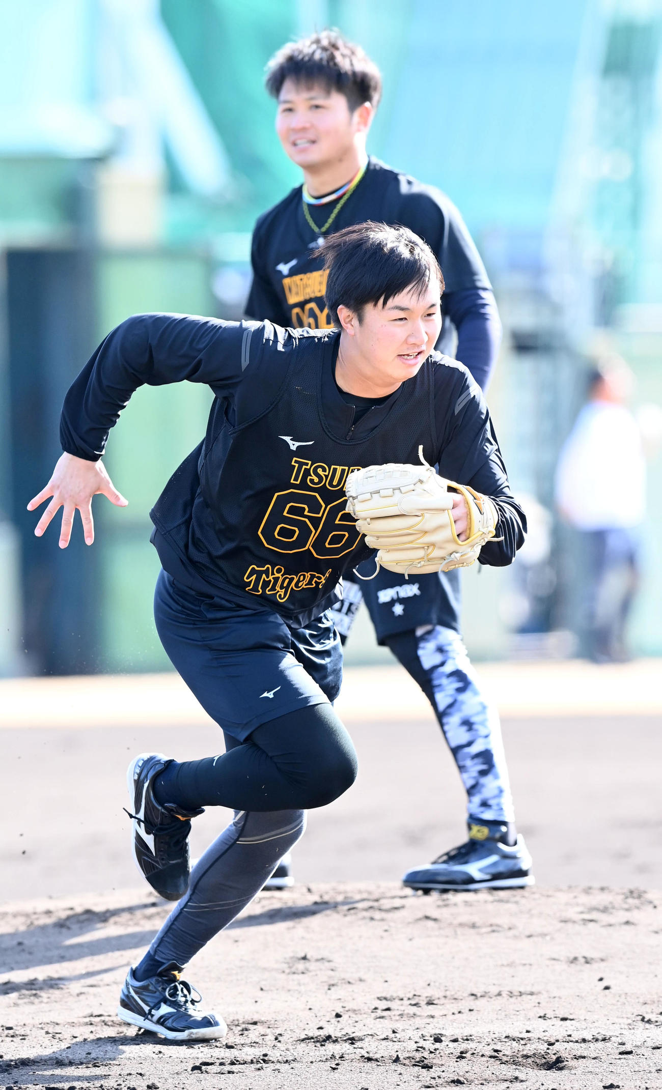 投内連係を行う阪神津田（撮影・前岡正明）